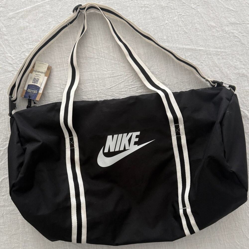 Nike NWT *stained | black / white Heritage duffel sports gym workout travel bag